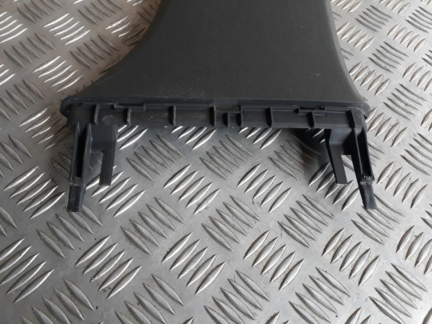 Vidējas salona statnes apdare priekš AUDI A4 2000 AVANT 2 Vidējas salona statnes apdare priekš AUDI A4 2000 AVANT