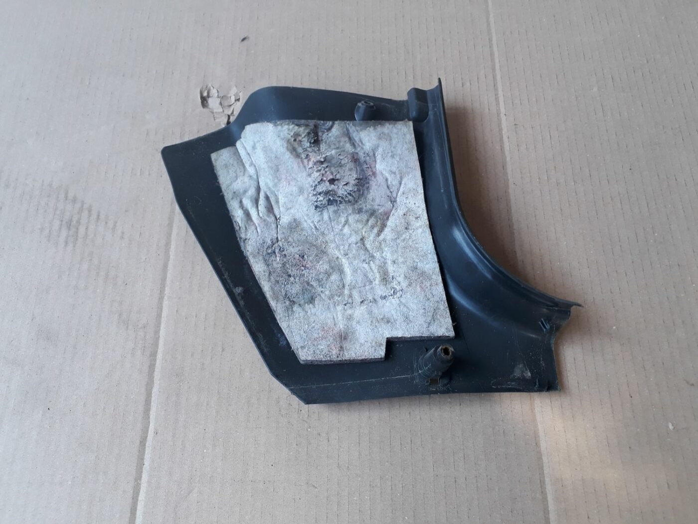 Sliekšņa priekšēja kreisa uzlika (salonā) priekš AUDI A4 2000 AVANT 2 Sliekšņa priekšēja kreisa uzlika (salonā) priekš AUDI A4 2000 AVANT