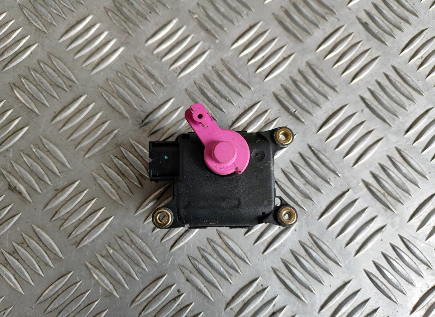 Apsildes sistēmas aktuators priekš VW GOLF IV 1999