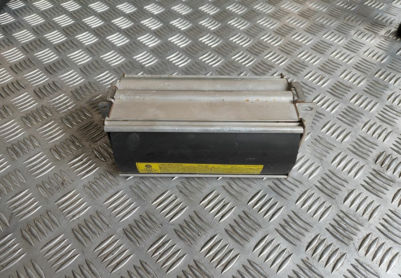 Mērinstrumentu paneļa drošības spilvens priekš VW GOLF IV 1999 1 Mērinstrumentu paneļa drošības spilvens priekš VW GOLF IV 1999