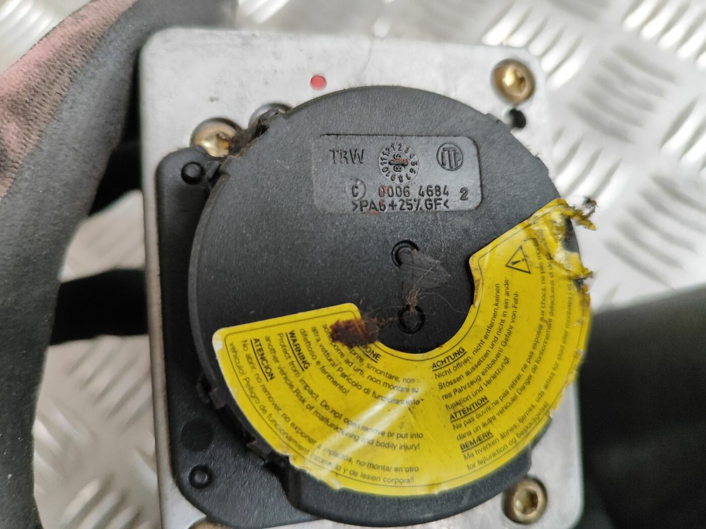 Priekšējā labā drošības josta priekš VW GOLF IV 1999 3 Priekšējā labā drošības josta priekš VW GOLF IV 1999