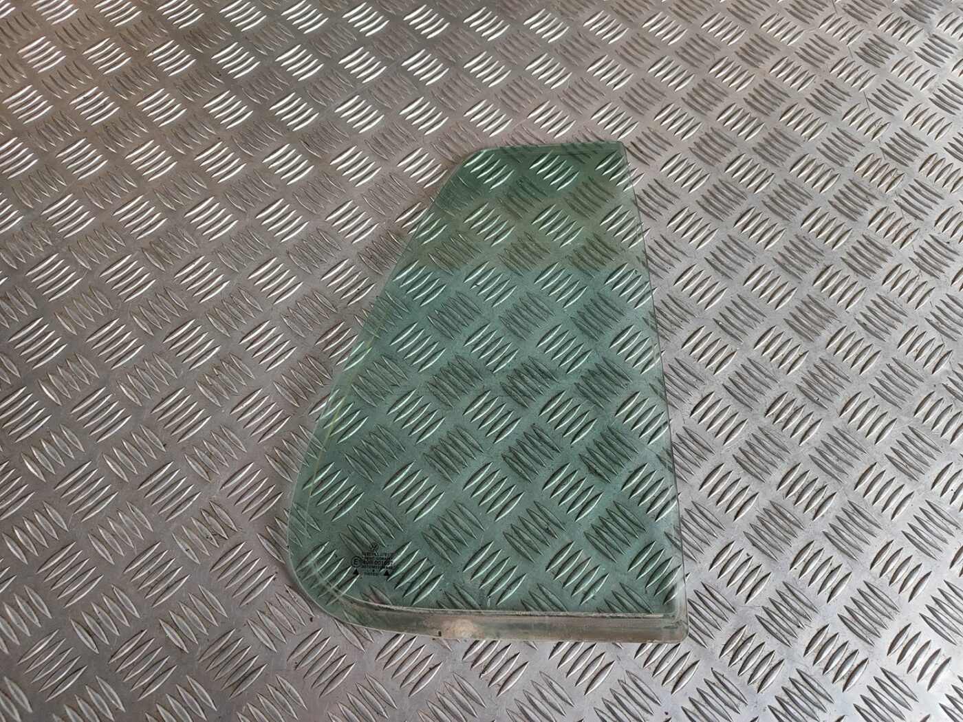 Labo durvju stūra stikls priekš VW GOLF IV 1999 1 Labo durvju stūra stikls priekš VW GOLF IV 1999