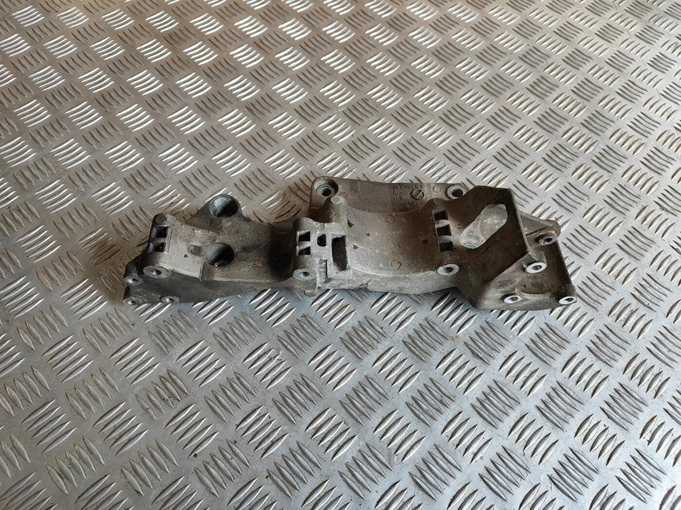 Ģeneratora kronšteins priekš VW GOLF IV 1999 1 Ģeneratora kronšteins priekš VW GOLF IV 1999