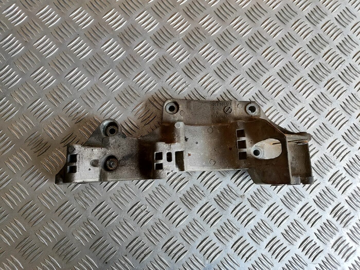 Ģeneratora kronšteins priekš VW GOLF IV 1999 2 Ģeneratora kronšteins priekš VW GOLF IV 1999