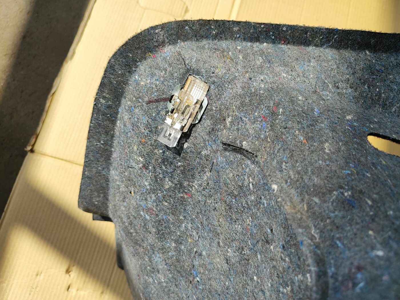 Bagāžnieka nodalījuma sānu apdare priekš SKODA OCTAVIA 2008 4 Bagāžnieka nodalījuma sānu apdare priekš SKODA OCTAVIA 2008