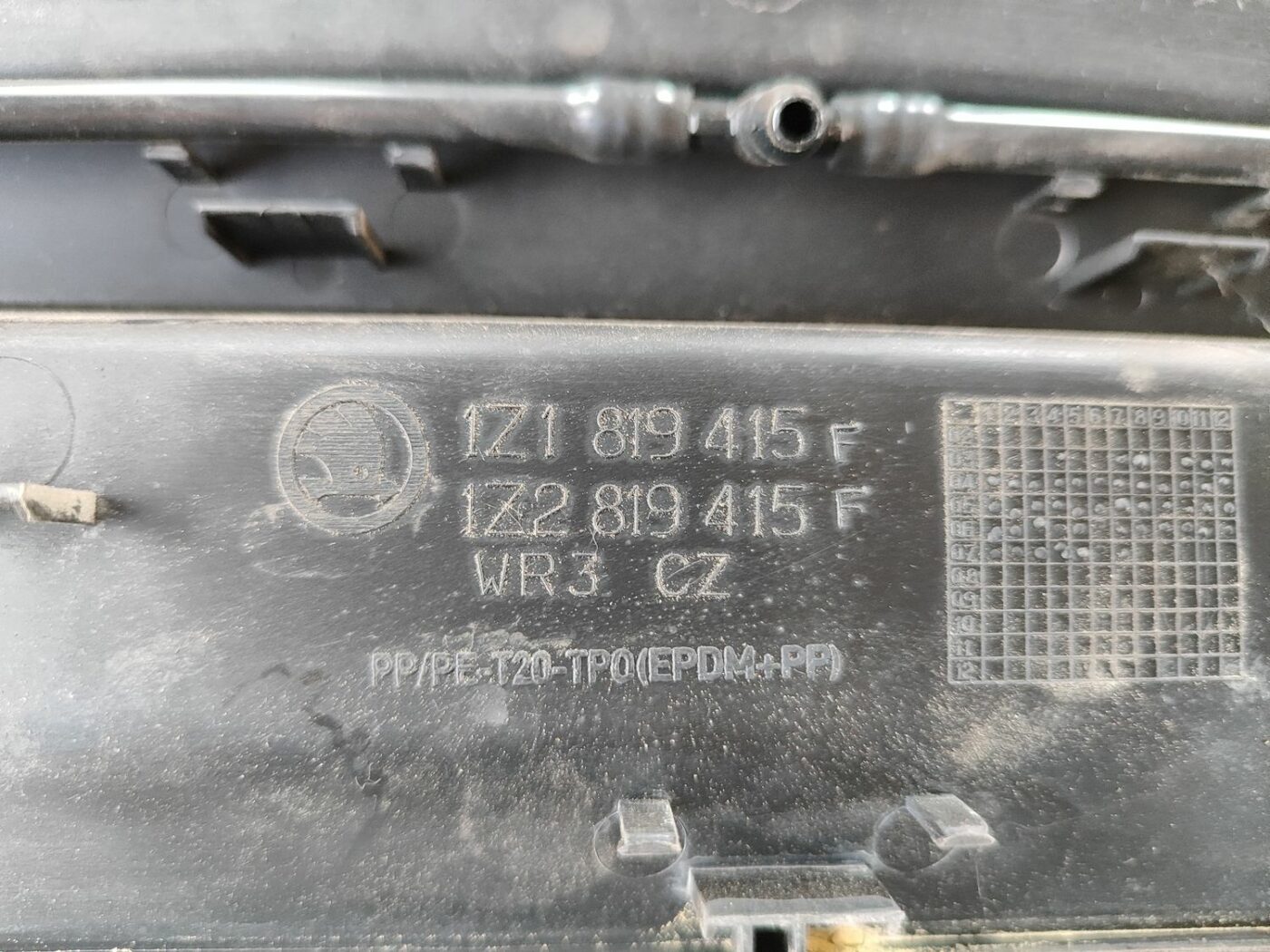 Vējstikla uzlikas (deflektora) režģis priekš SKODA OCTAVIA 2008 6 Vējstikla uzlikas (deflektora) režģis priekš SKODA OCTAVIA 2008