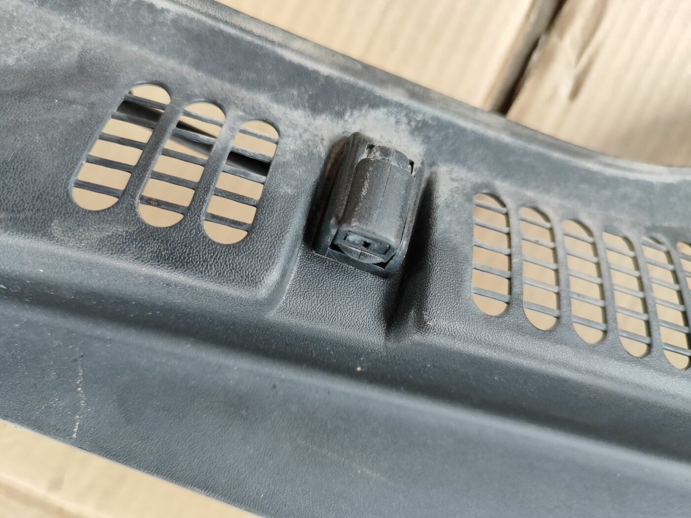 Vējstikla uzlikas (deflektora) režģis priekš SKODA OCTAVIA 2008 5 Vējstikla uzlikas (deflektora) režģis priekš SKODA OCTAVIA 2008