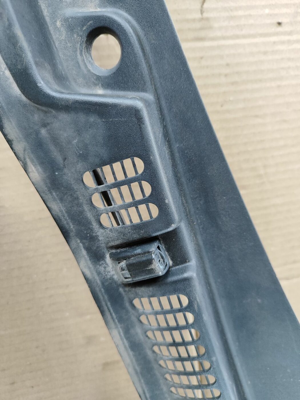 Vējstikla uzlikas (deflektora) režģis priekš SKODA OCTAVIA 2008 4 Vējstikla uzlikas (deflektora) režģis priekš SKODA OCTAVIA 2008