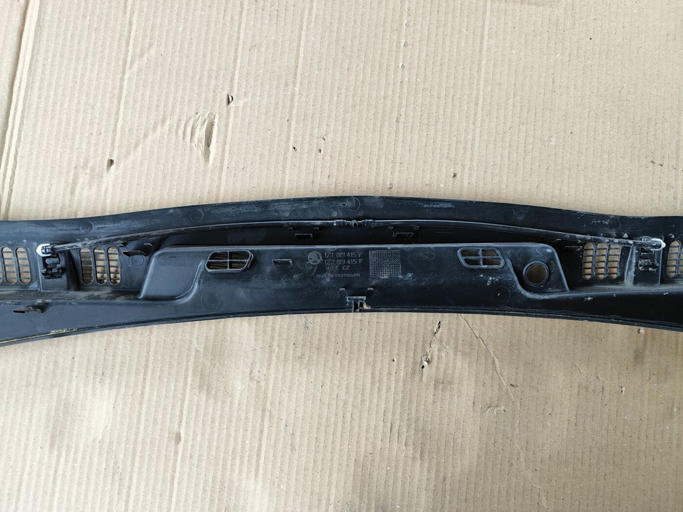 Vējstikla uzlikas (deflektora) režģis priekš SKODA OCTAVIA 2008 3 Vējstikla uzlikas (deflektora) režģis priekš SKODA OCTAVIA 2008