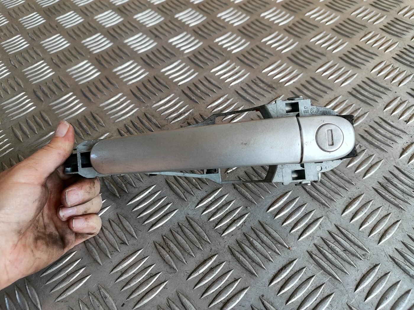 Priekšējāis kreisais durvju rokturis priekš SKODA OCTAVIA 2008 1 Priekšējāis kreisais durvju rokturis priekš SKODA OCTAVIA 2008