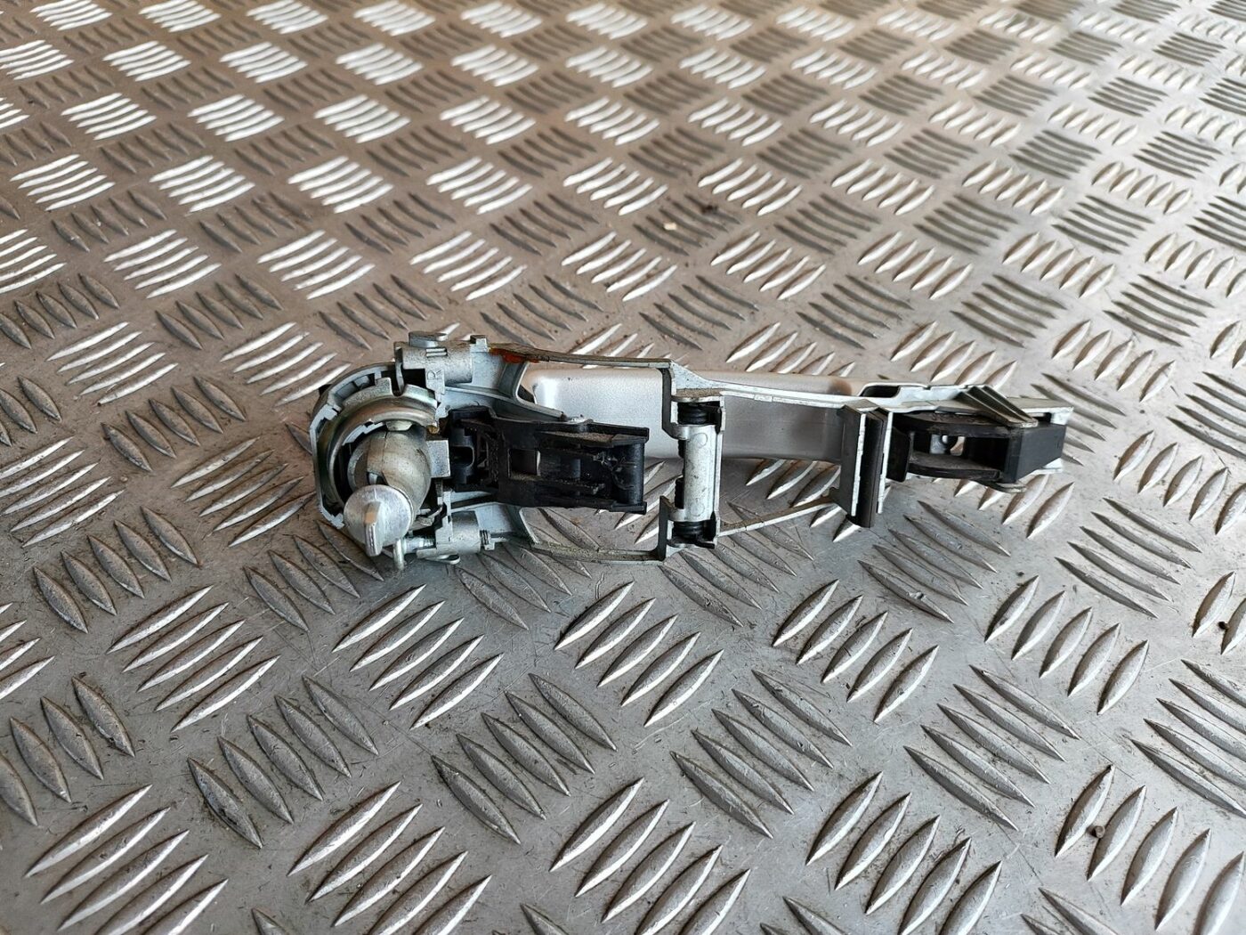 Priekšējāis kreisais durvju rokturis priekš SKODA OCTAVIA 2008 2 Priekšējāis kreisais durvju rokturis priekš SKODA OCTAVIA 2008