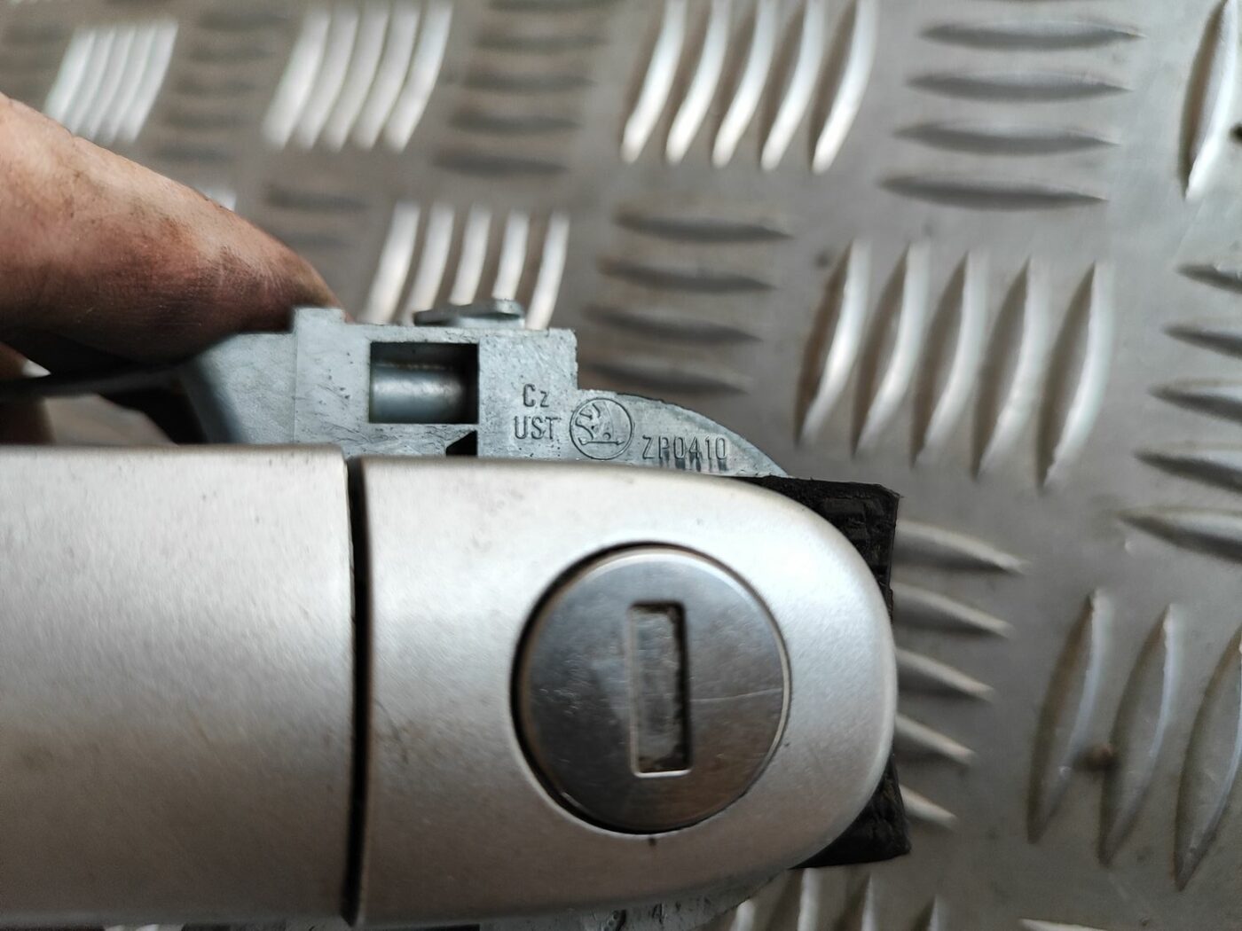 Priekšējāis kreisais durvju rokturis priekš SKODA OCTAVIA 2008 4 Priekšējāis kreisais durvju rokturis priekš SKODA OCTAVIA 2008