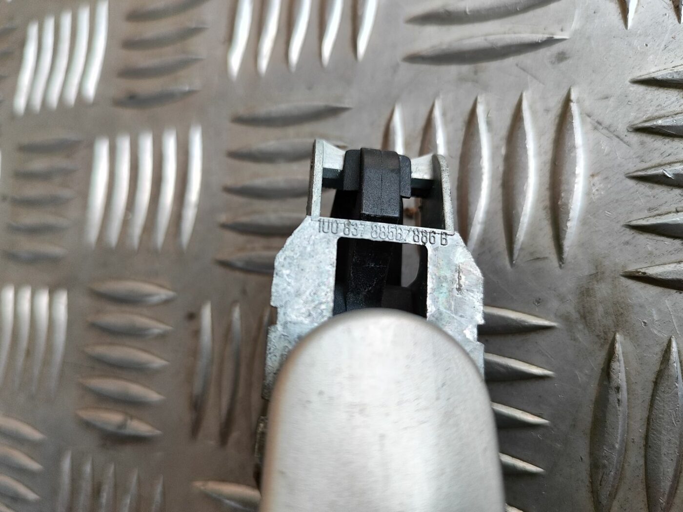 Priekšējāis kreisais durvju rokturis priekš SKODA OCTAVIA 2008 3 Priekšējāis kreisais durvju rokturis priekš SKODA OCTAVIA 2008