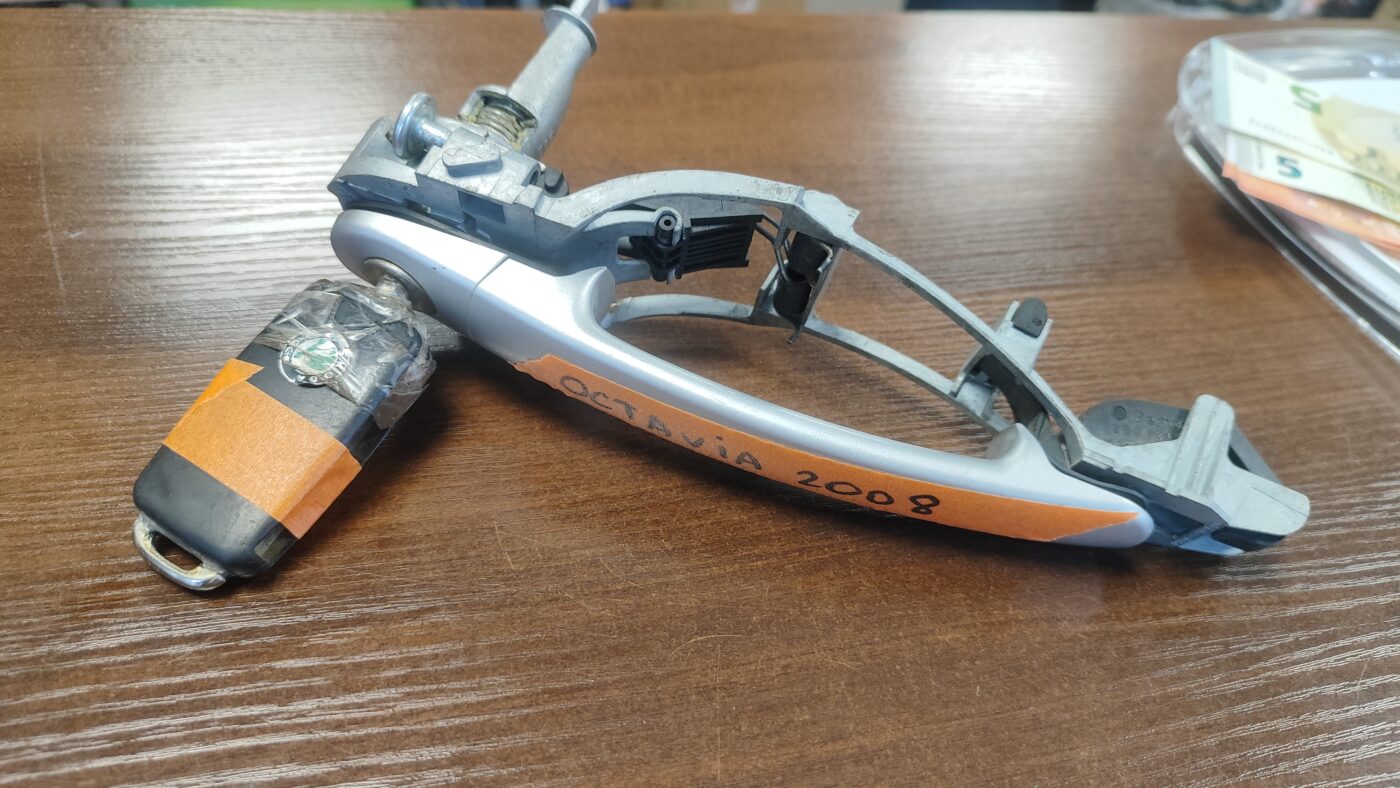 Priekšējāis kreisais durvju rokturis priekš SKODA OCTAVIA 2008 5 Priekšējāis kreisais durvju rokturis priekš SKODA OCTAVIA 2008