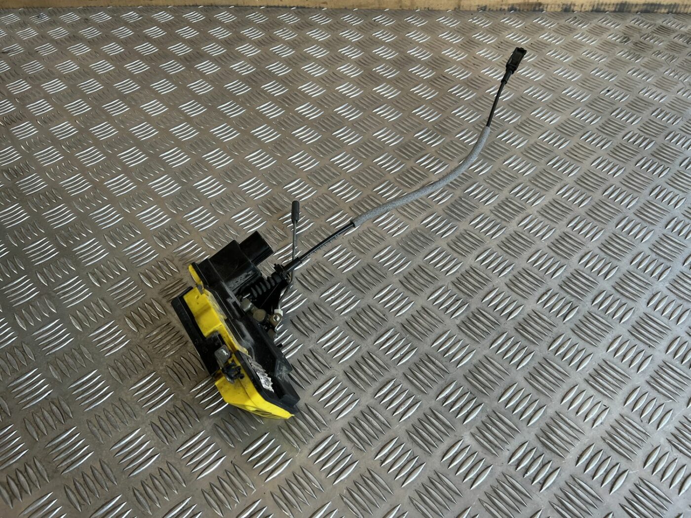 Aizmugurējo kreiso durvju slēdzene priekš VOLVO S60 2007 5 Aizmugurējo kreiso durvju slēdzene priekš VOLVO S60 2007