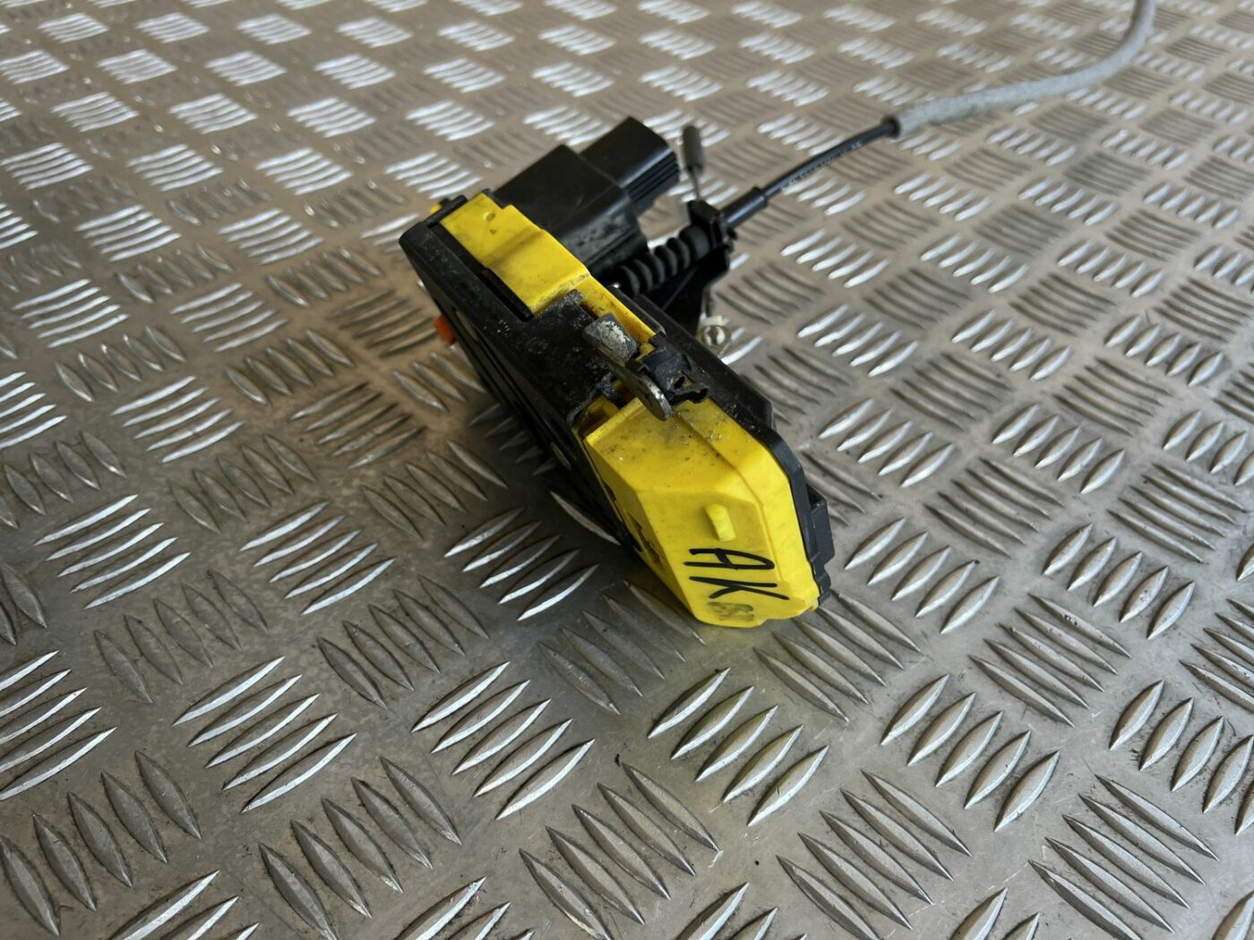 Aizmugurējo kreiso durvju slēdzene priekš VOLVO S60 2007 4 Aizmugurējo kreiso durvju slēdzene priekš VOLVO S60 2007