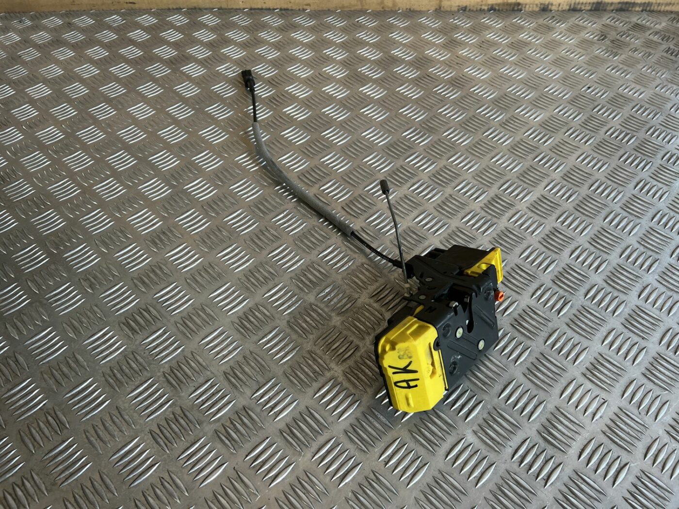 Aizmugurējo kreiso durvju slēdzene priekš VOLVO S60 2007 3 Aizmugurējo kreiso durvju slēdzene priekš VOLVO S60 2007