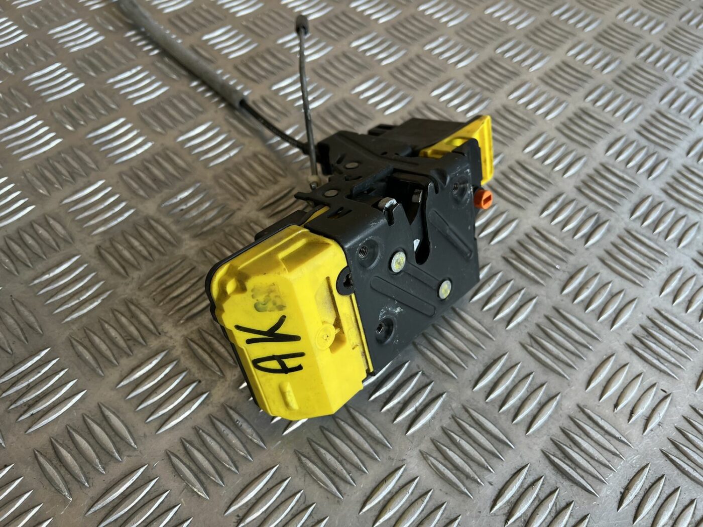 Aizmugurējo kreiso durvju slēdzene priekš VOLVO S60 2007 2 Aizmugurējo kreiso durvju slēdzene priekš VOLVO S60 2007