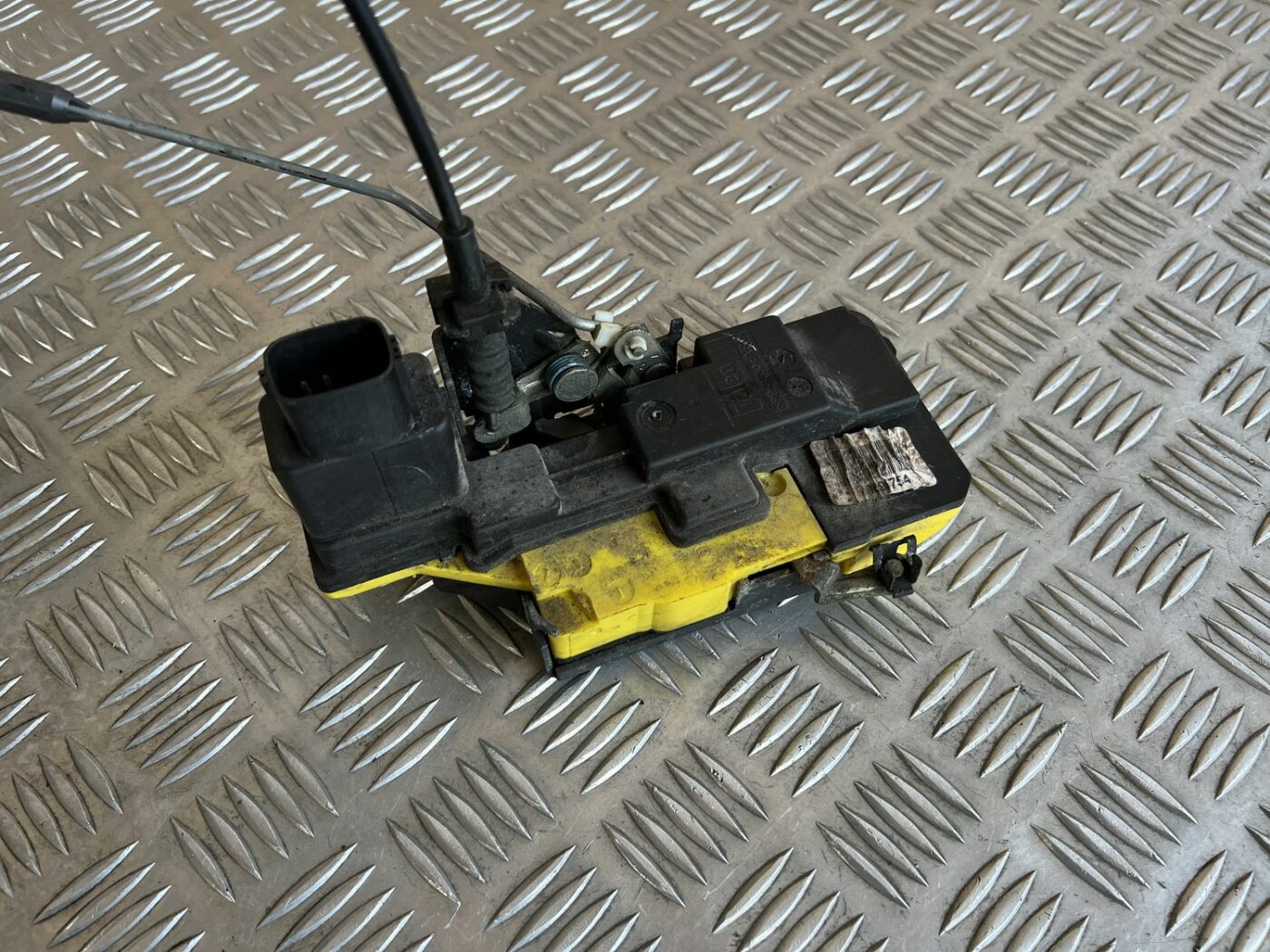 Aizmugurējo kreiso durvju slēdzene priekš VOLVO S60 2007 1 Aizmugurējo kreiso durvju slēdzene priekš VOLVO S60 2007