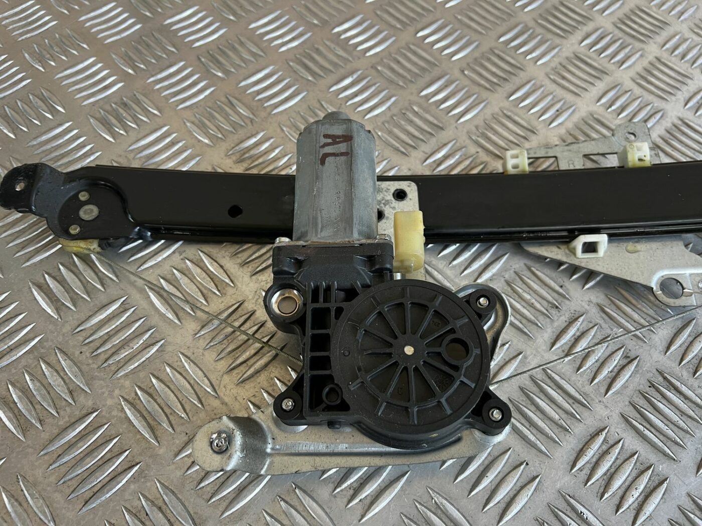 Stikla pacelšanas mehānisms aizmugurējais labais priekš VOLVO S60 2007 2 Stikla pacelšanas mehānisms aizmugurējais labais priekš VOLVO S60 2007