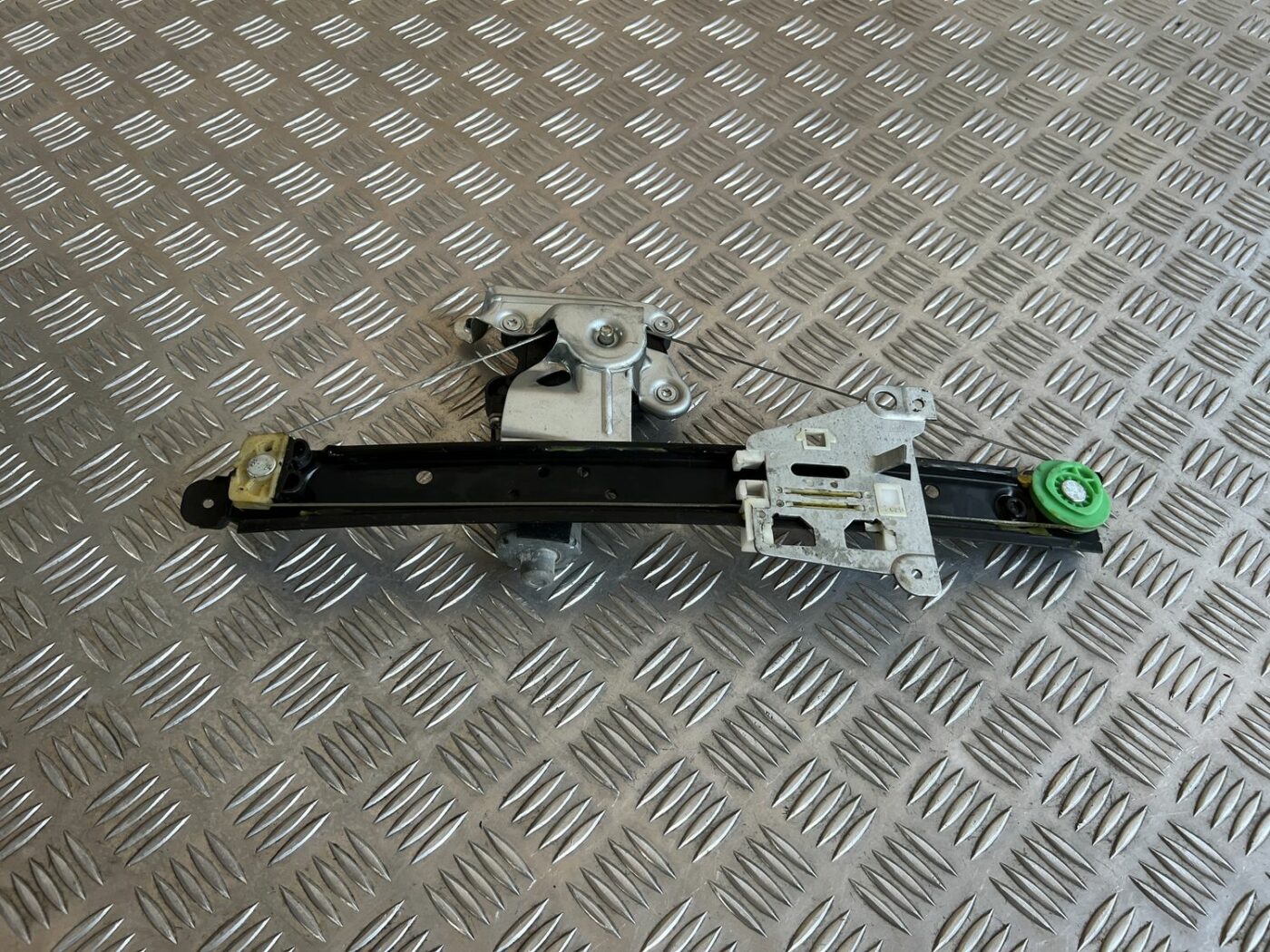 Stikla pacelšanas mehānisms aizmugurējais labais priekš VOLVO S60 2007 3 Stikla pacelšanas mehānisms aizmugurējais labais priekš VOLVO S60 2007