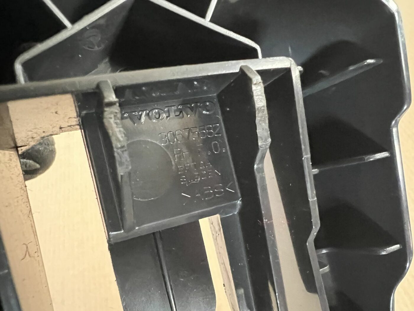 Salona plastmasa priekš VOLVO S60 2007 3 Salona plastmasa priekš VOLVO S60 2007