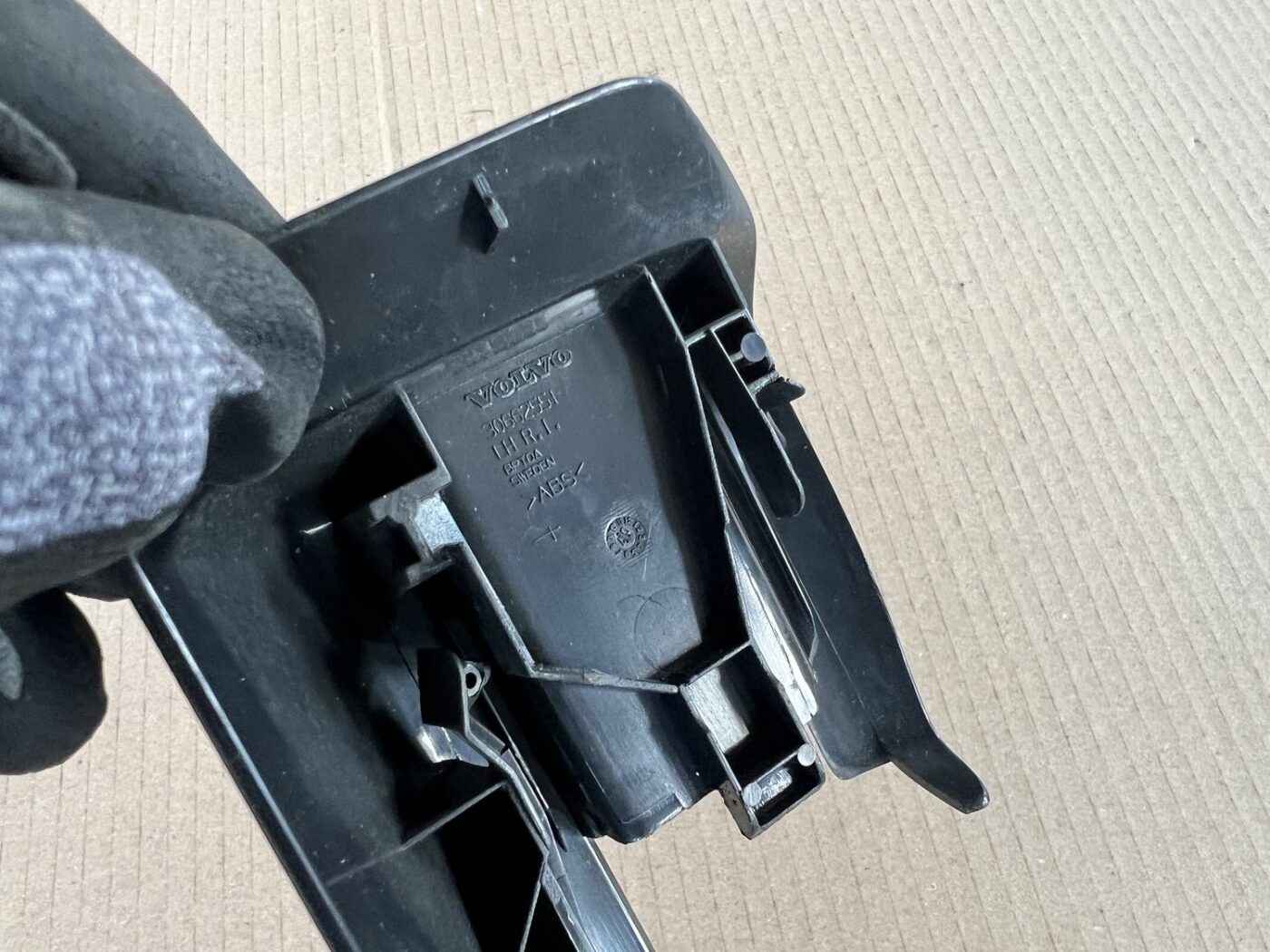 Priekšējā kreisā sēdekļa sliežu apdare priekš VOLVO S60 2007