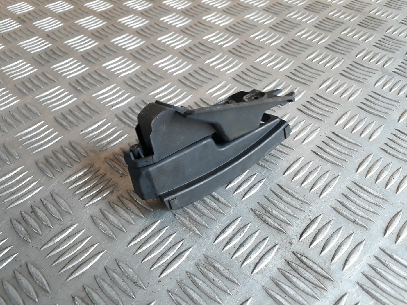 Aizmugurēja bufera kronšteins priekš AUDI A6 AVANT 2006