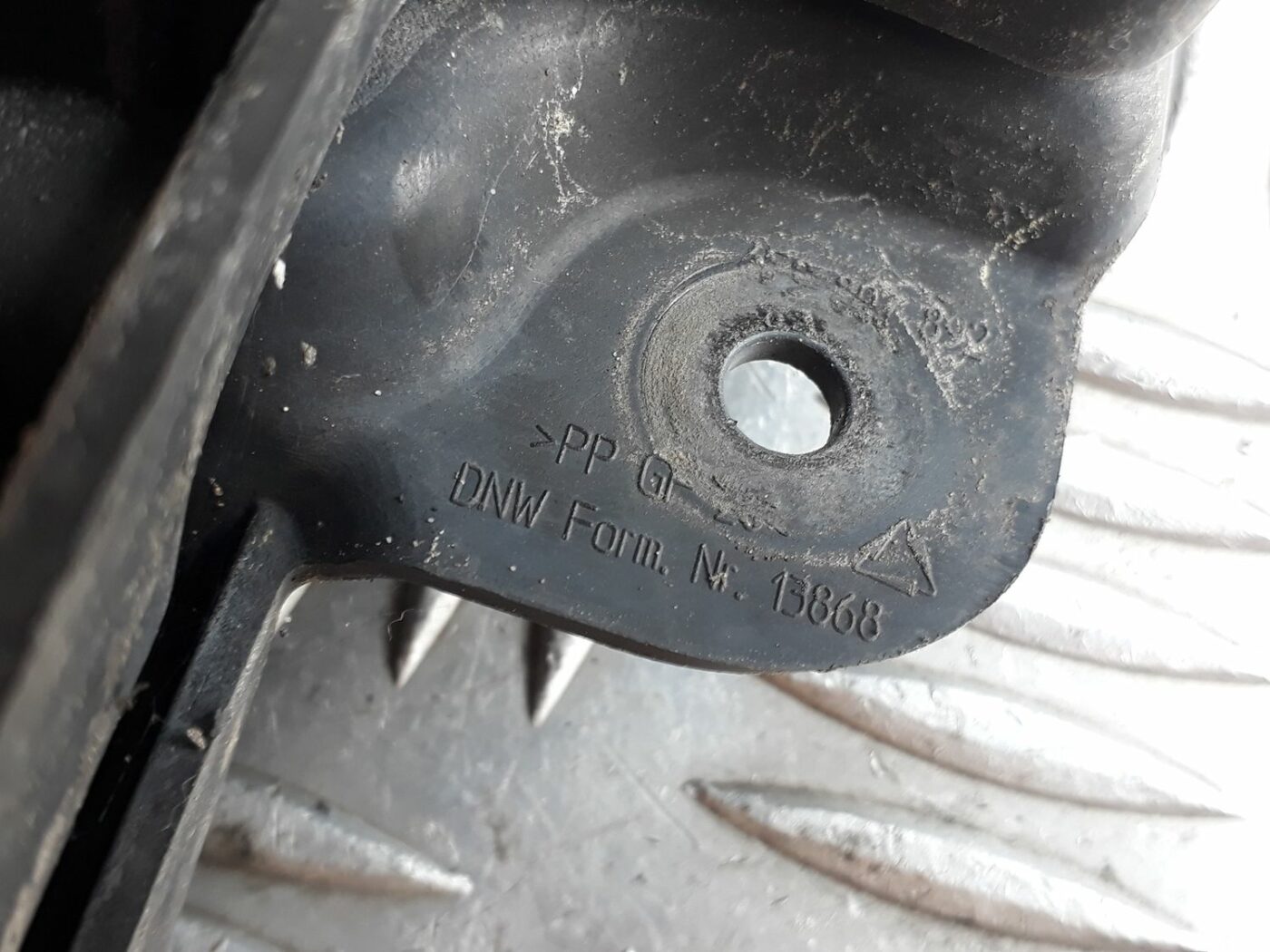 Aizmugurēja bufera kronšteins priekš AUDI A6 AVANT 2006