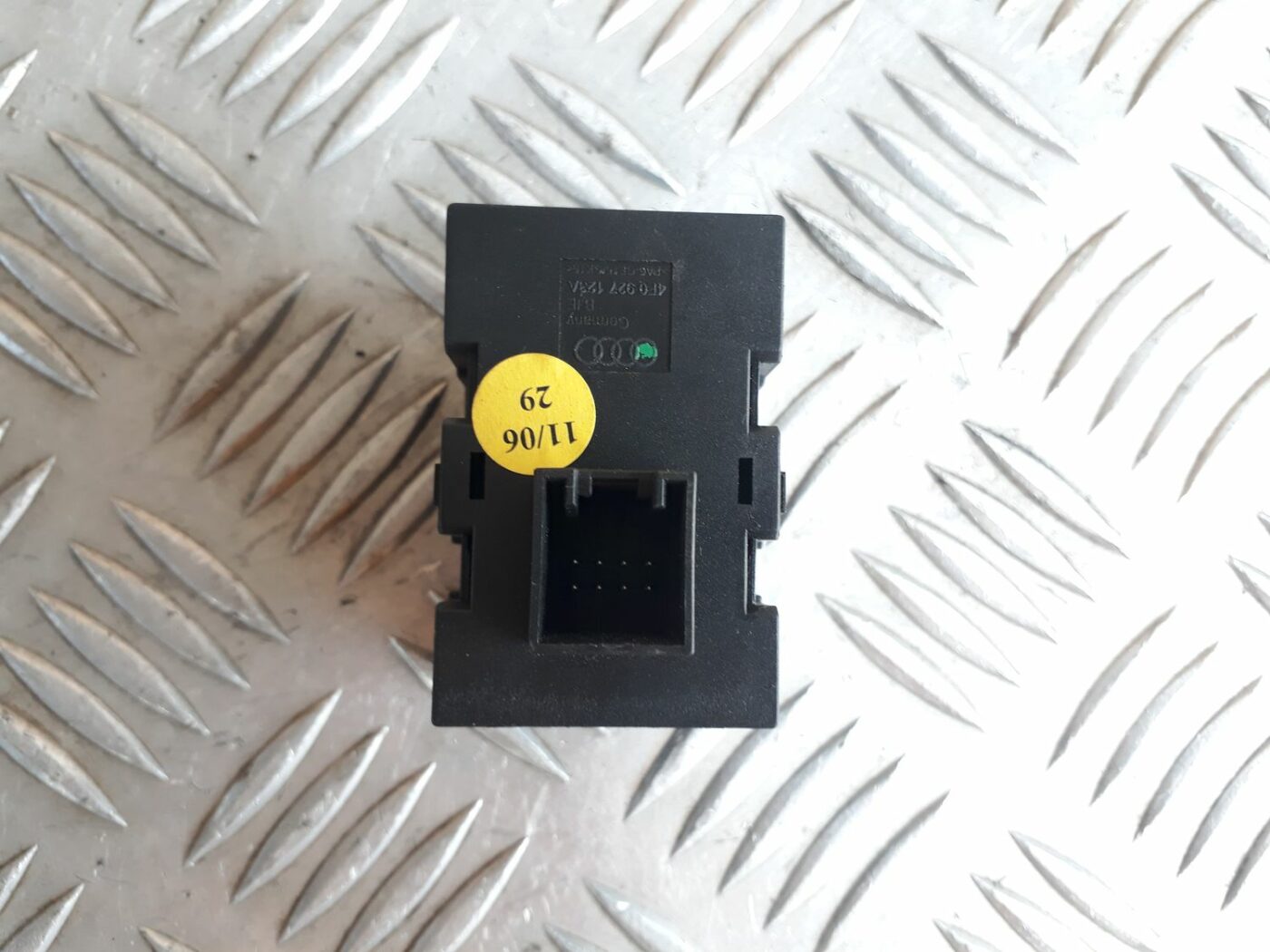 Mērinstrumentu paneļa pārslēgšanas pogas priekš AUDI A6 AVANT 2006 4 Mērinstrumentu paneļa pārslēgšanas pogas priekš AUDI A6 AVANT 2006