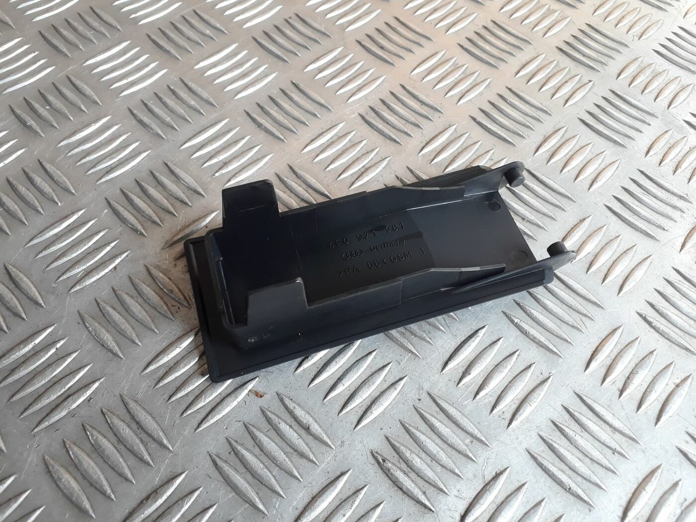 Salona plastmasa priekš AUDI A6 AVANT 2006 2 Salona plastmasa priekš AUDI A6 AVANT 2006