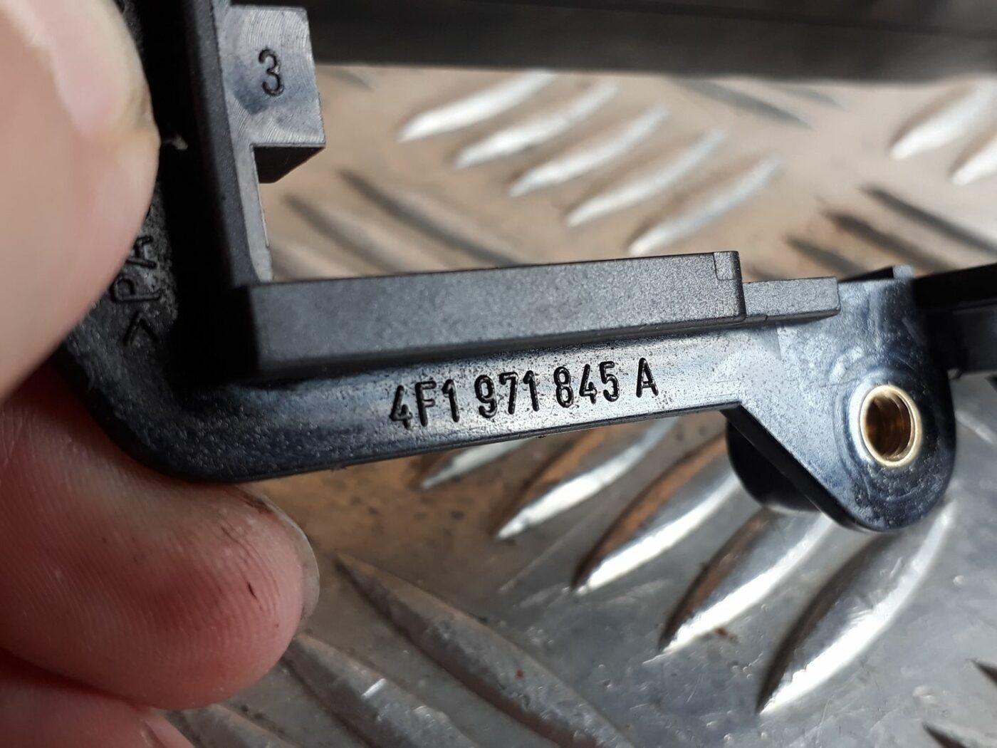 Drošinātāju relejas kaste priekš AUDI A6 AVANT 2006 3 Drošinātāju relejas kaste priekš AUDI A6 AVANT 2006