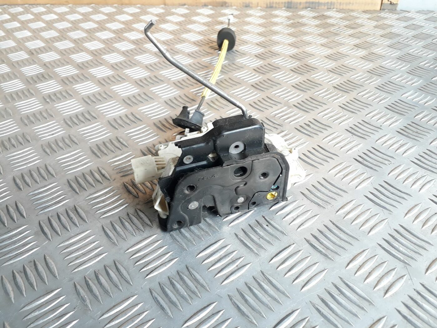 Aizmugurējo kreiso durvju slēdzene priekš AUDI A6 AVANT 2006 1 Aizmugurējo kreiso durvju slēdzene priekš AUDI A6 AVANT 2006