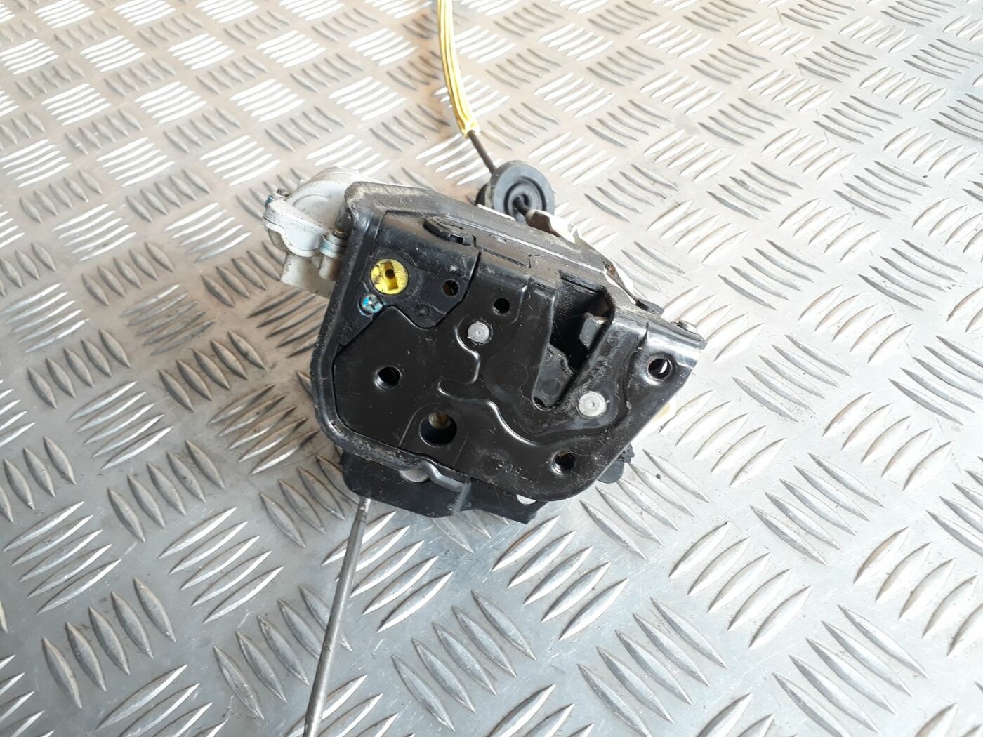 Aizmugurējo kreiso durvju slēdzene priekš AUDI A6 AVANT 2006 2 Aizmugurējo kreiso durvju slēdzene priekš AUDI A6 AVANT 2006