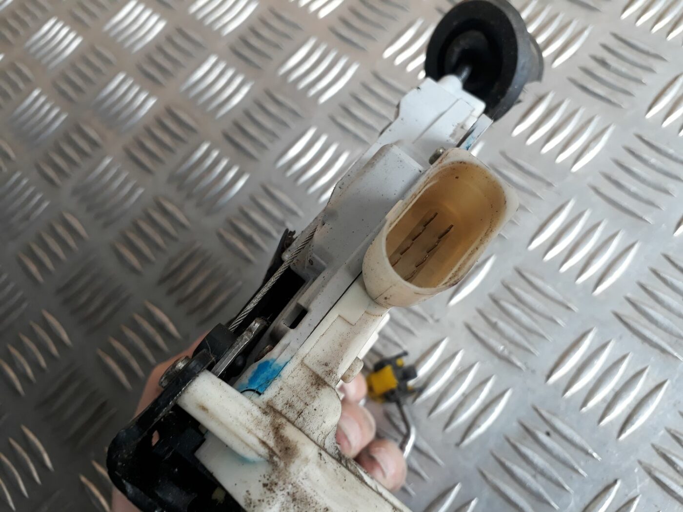 Aizmugurējo kreiso durvju slēdzene priekš AUDI A6 AVANT 2006 4 Aizmugurējo kreiso durvju slēdzene priekš AUDI A6 AVANT 2006