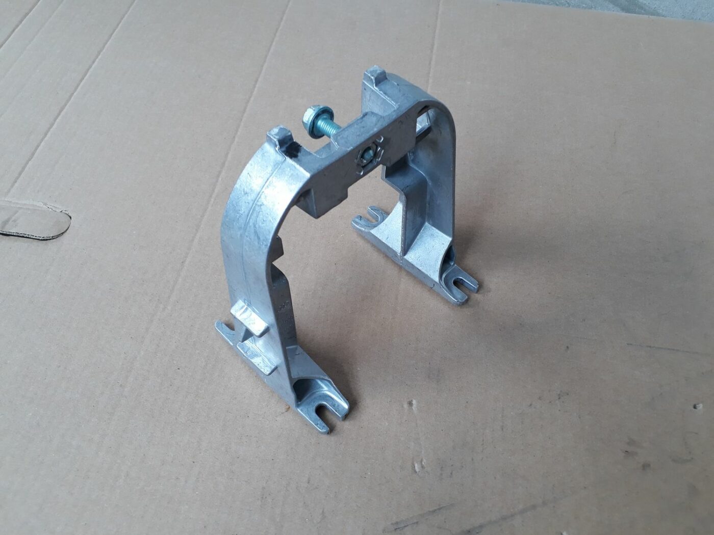 Roku balsta kronšteins priekš AUDI A6 AVANT 2006 2 Roku balsta kronšteins priekš AUDI A6 AVANT 2006