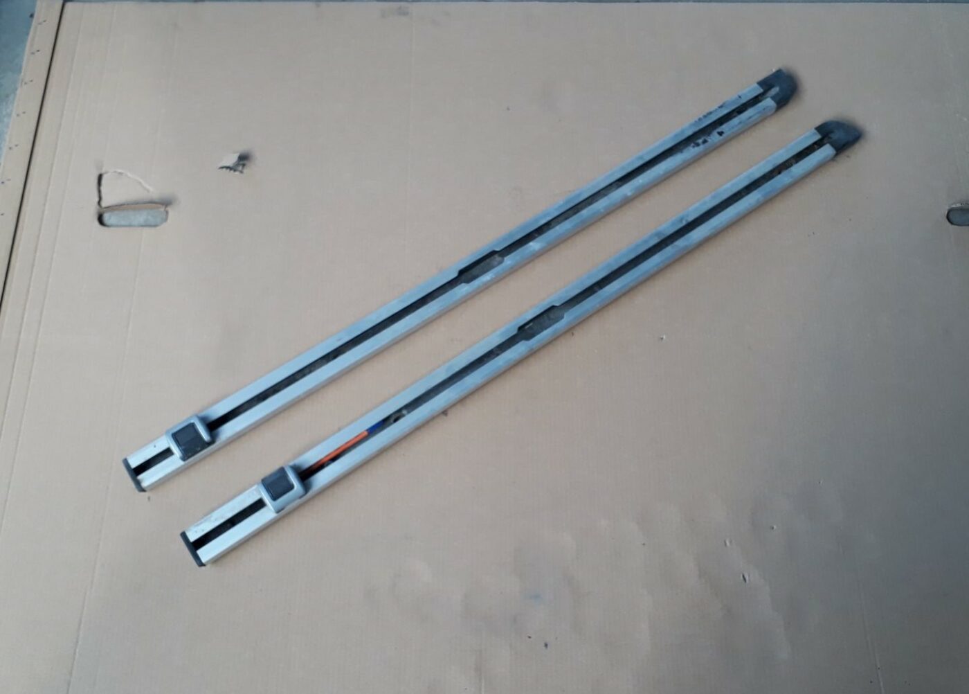 Kravas stirpināšanas reliņi bagažniekā priekš AUDI A6 AVANT 2006