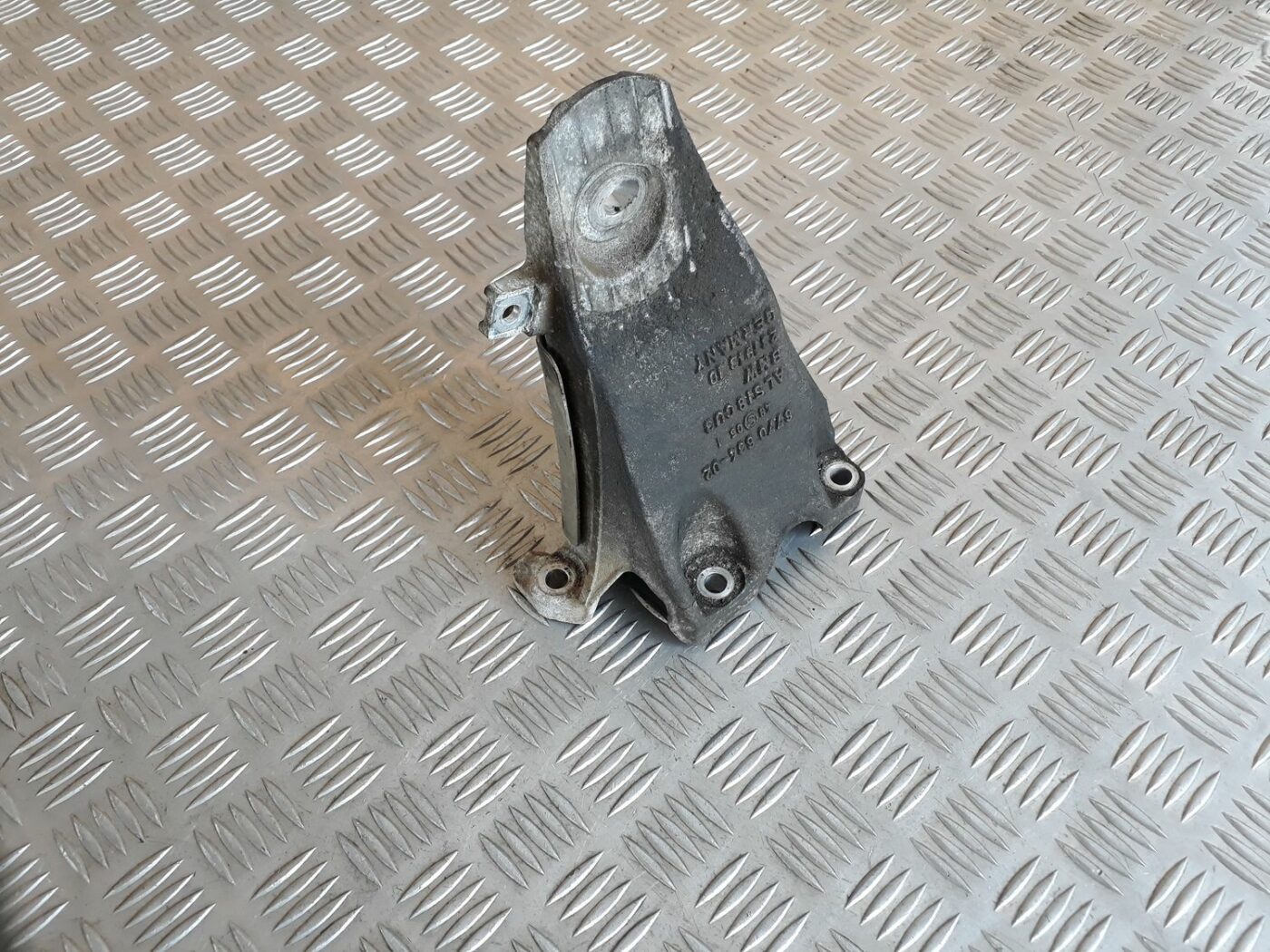 Dzinēja kronšteins priekš BMW 530D E61 2006 TOURING BLUE 1 Dzinēja kronšteins priekš BMW 530D E61 2006 TOURING BLUE