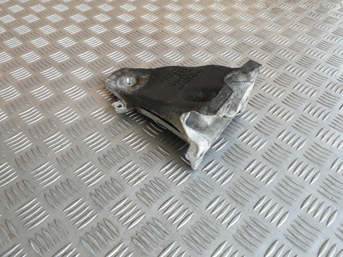 Dzinēja kronšteins priekš BMW 530D E61 2006 TOURING BLUE 2 Dzinēja kronšteins priekš BMW 530D E61 2006 TOURING BLUE