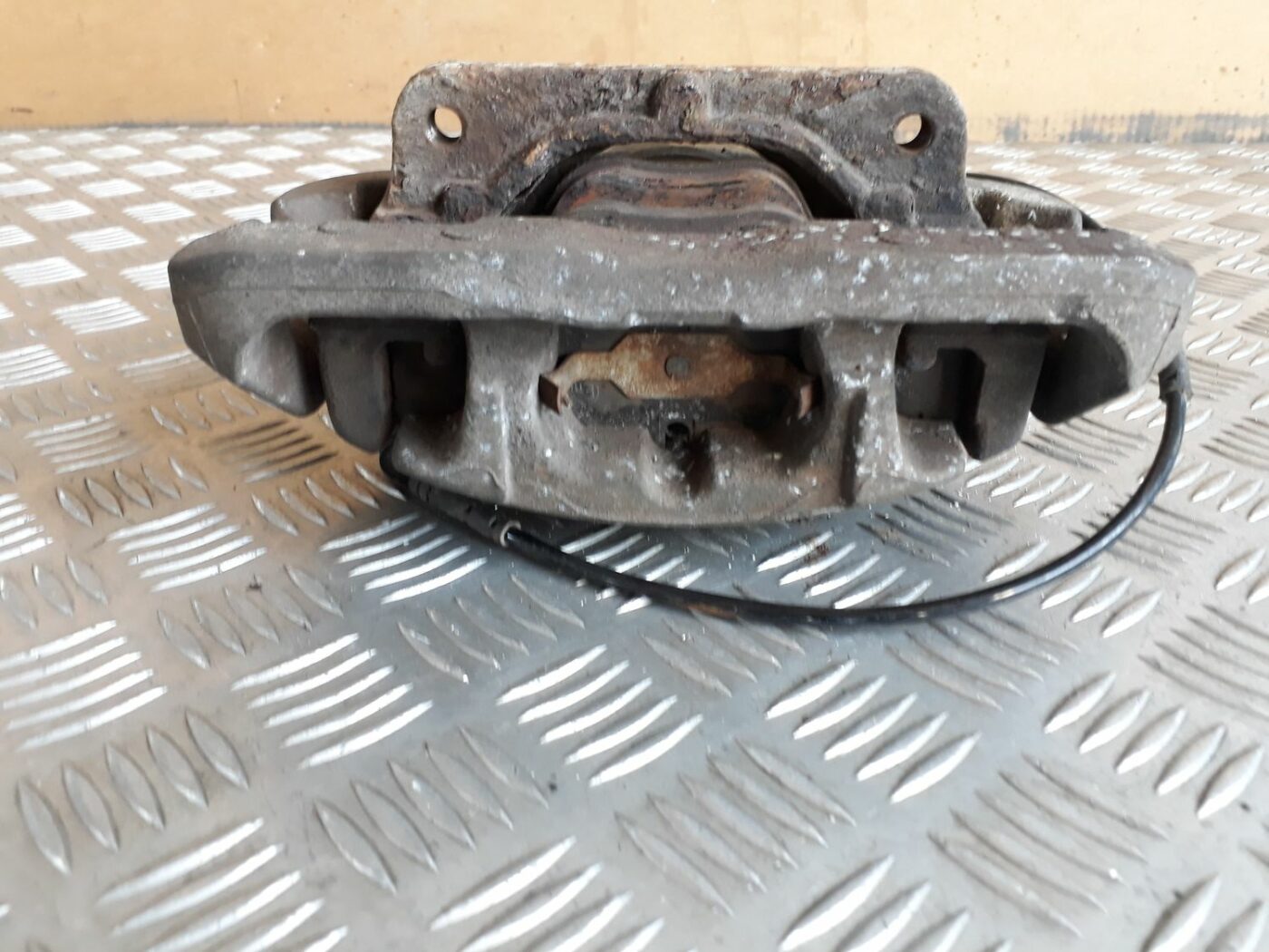 Priekšējais kreisais suports priekš BMW 530D E61 2006 TOURING BLUE 3 Priekšējais kreisais suports priekš BMW 530D E61 2006 TOURING BLUE