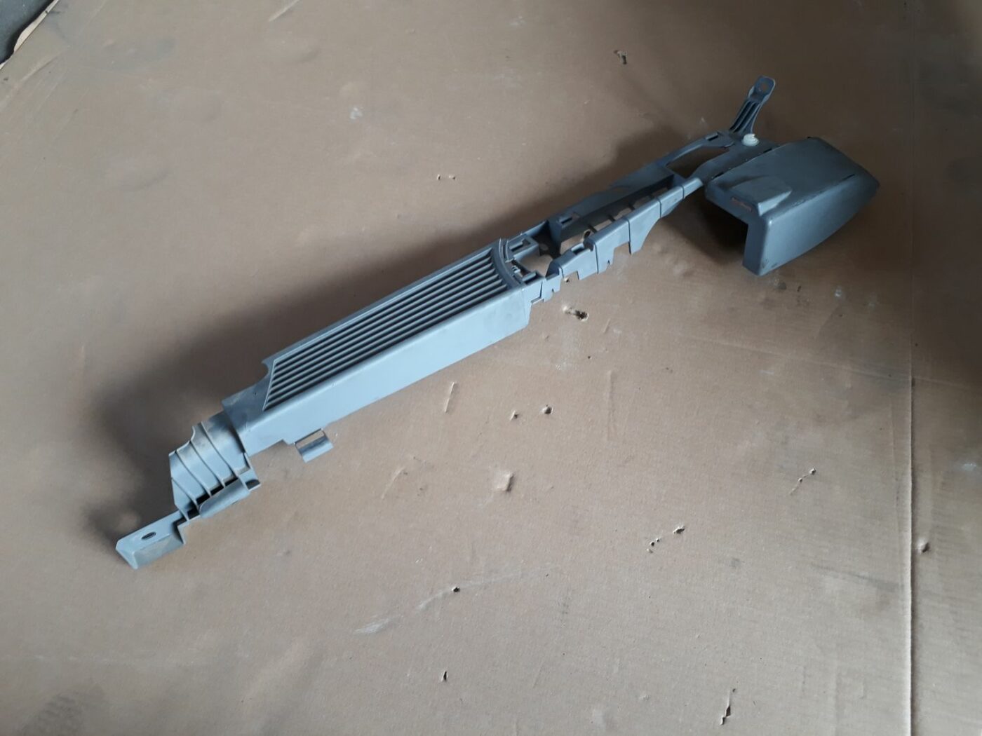 Bagāžnieka nodalījuma ventilācijas režģis priekš BMW 530D E61 2006 TOURING BLUE 2 Bagāžnieka nodalījuma ventilācijas režģis priekš BMW 530D E61 2006 TOURING BLUE