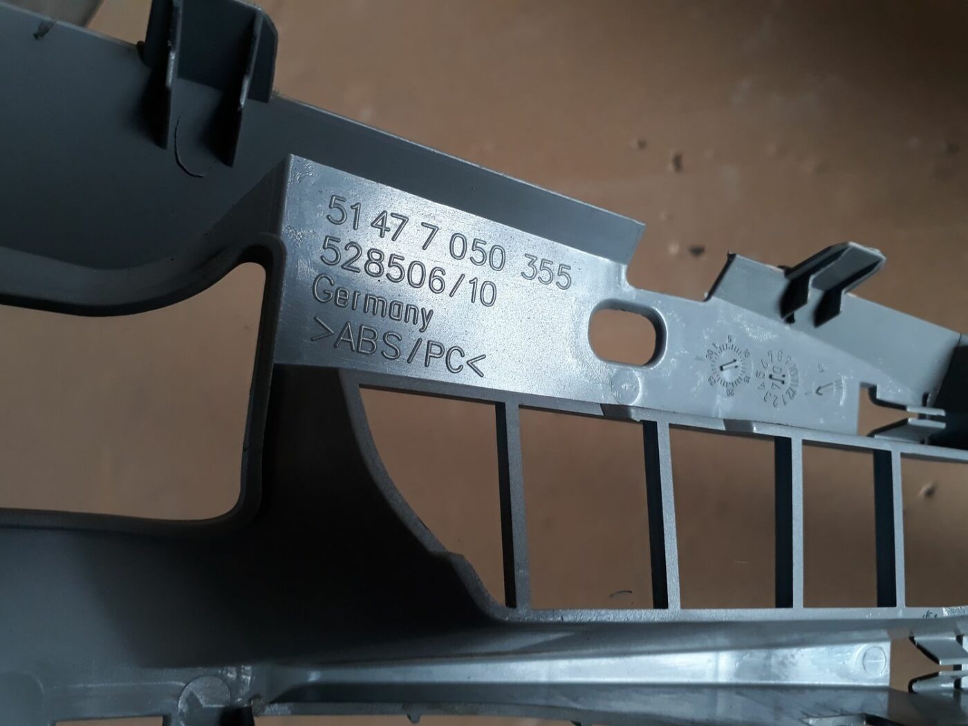 Bagāžnieka nodalījuma ventilācijas režģis priekš BMW 530D E61 2006 TOURING BLUE 3 Bagāžnieka nodalījuma ventilācijas režģis priekš BMW 530D E61 2006 TOURING BLUE