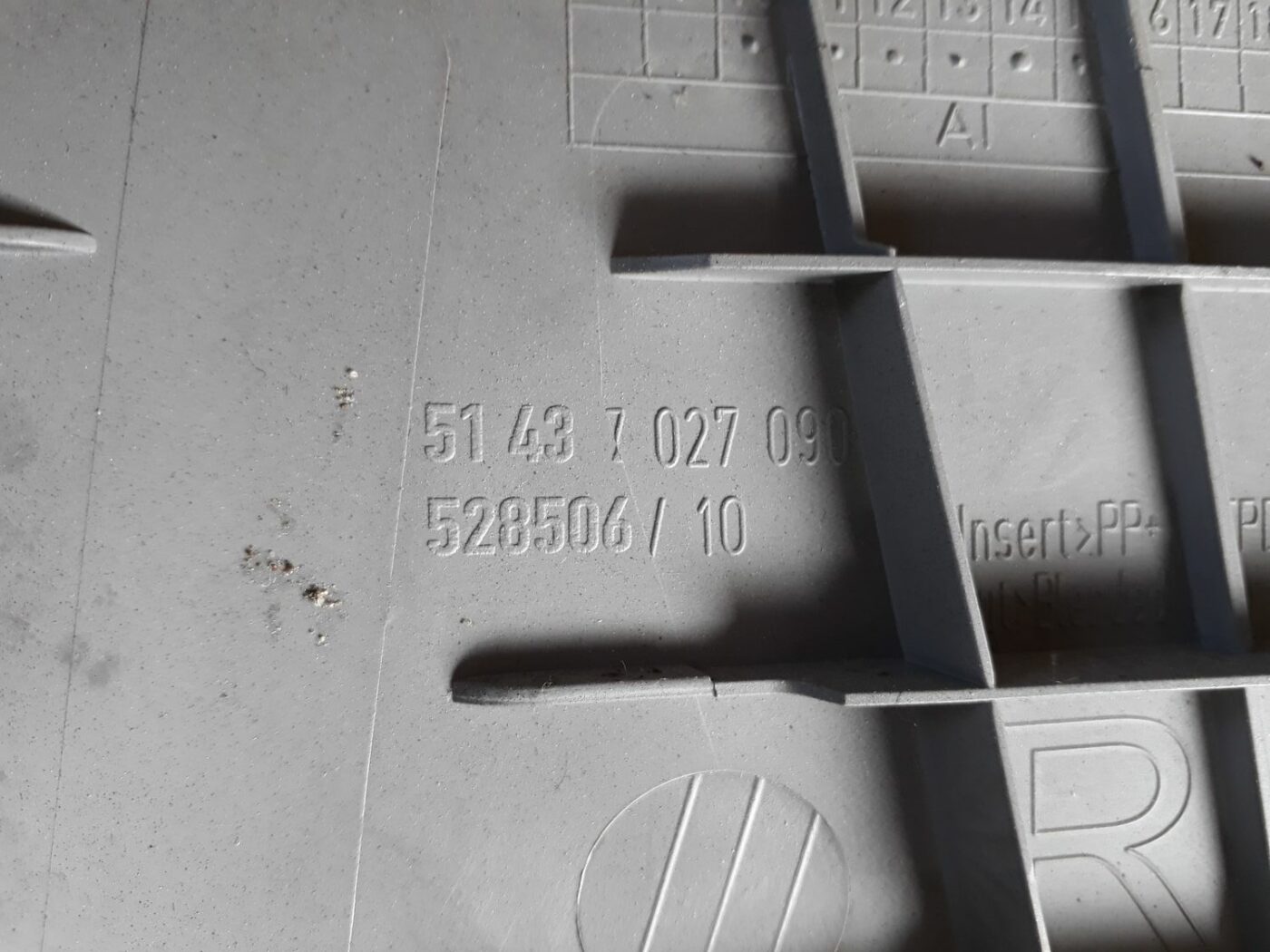 Vidējas salona statnes apdare priekš BMW 530D E61 2006 TOURING BLUE