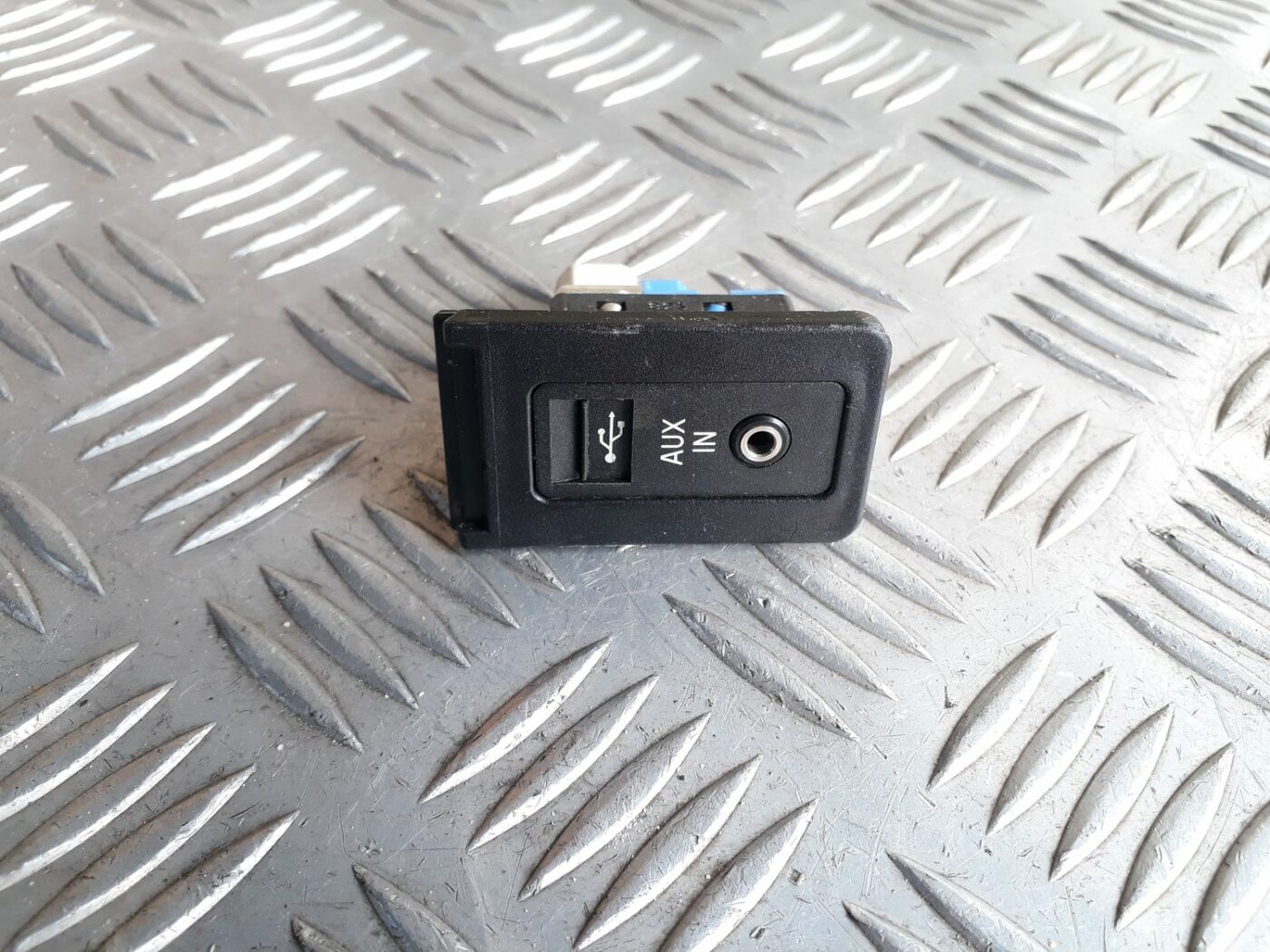 USB/AUX adapteris priekš BMW 530D E61 2006 TOURING BLUE 1 USB/AUX adapteris priekš BMW 530D E61 2006 TOURING BLUE