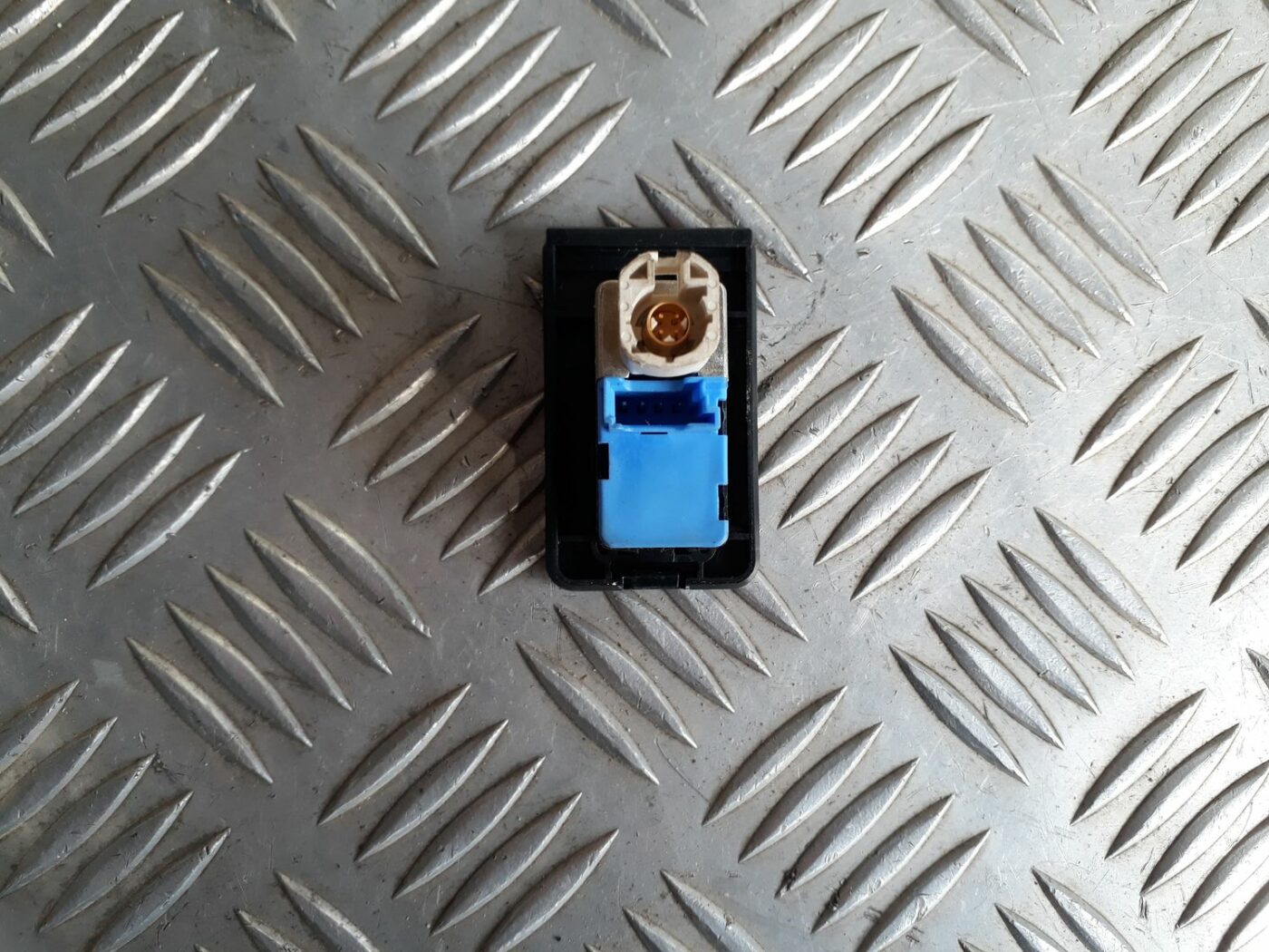 USB/AUX adapteris priekš BMW 530D E61 2006 TOURING BLUE 2 USB/AUX adapteris priekš BMW 530D E61 2006 TOURING BLUE