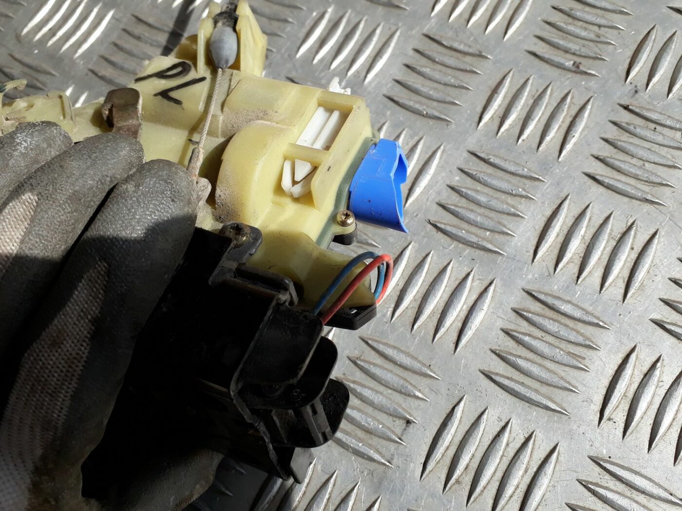 Priekšējo kreiso durvju slēdzene priekš SEAT IBIZA 2005 6 Priekšējo kreiso durvju slēdzene priekš SEAT IBIZA 2005