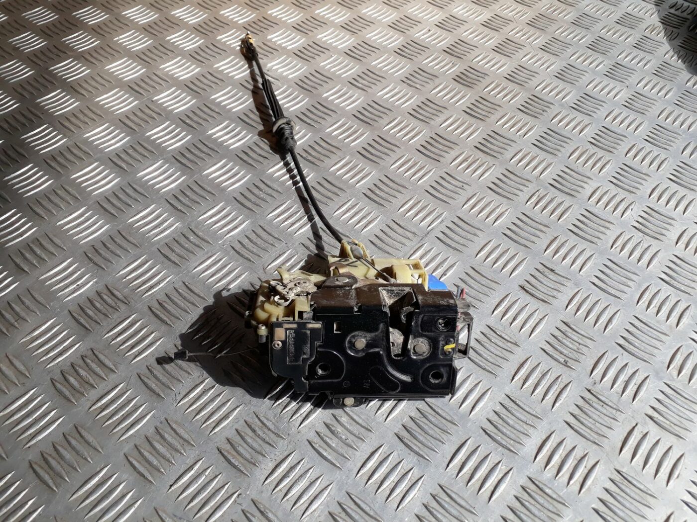 Priekšējo kreiso durvju slēdzene priekš SEAT IBIZA 2005 4 Priekšējo kreiso durvju slēdzene priekš SEAT IBIZA 2005