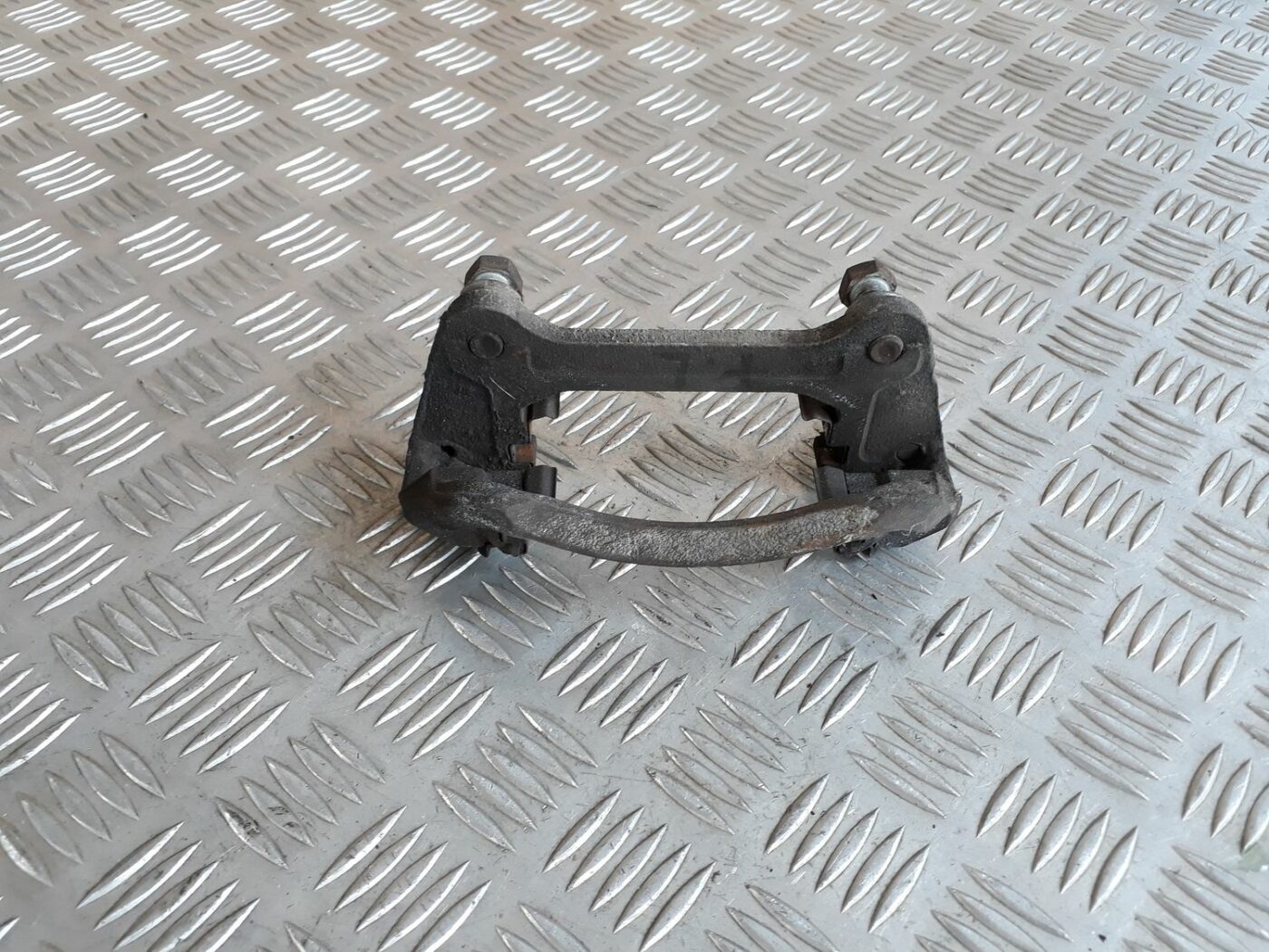 Priekšējā labā suporta rāmis priekš HYUNDAI I20 2011