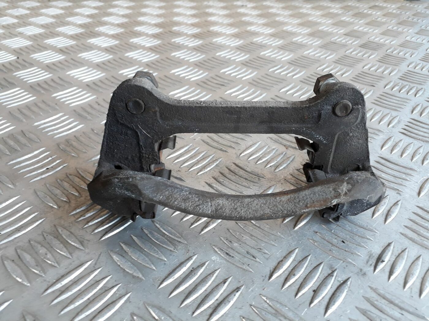 Priekšējā labā suporta rāmis priekš HYUNDAI I20 2011