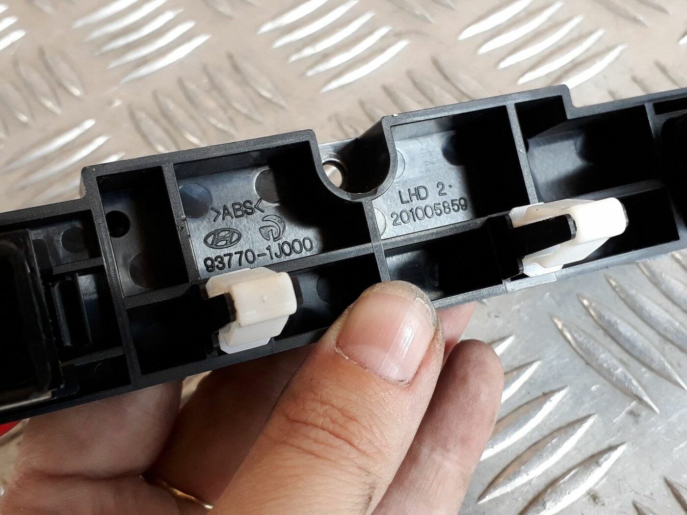 Mērinstrumentu paneļa pārslēgšanas pogas priekš HYUNDAI I20 2011 3 Mērinstrumentu paneļa pārslēgšanas pogas priekš HYUNDAI I20 2011